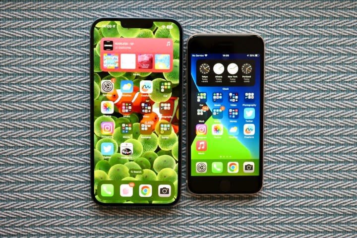 The screens of the iPhone SE 2022 and the iPhone 14 Plus.